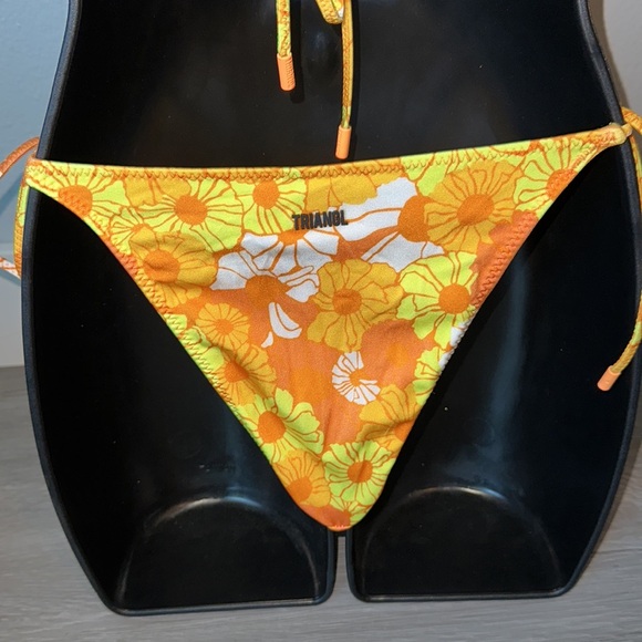 String floral style Swimsuit top and bottom swimsuit set. - Picture 7 of 14